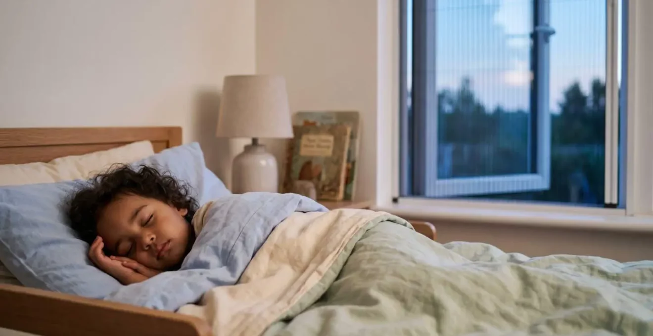Chambre d'enfant paisible avec moustiquaire enroulable à la fenêtre garantissant une protection sans produits chimiques