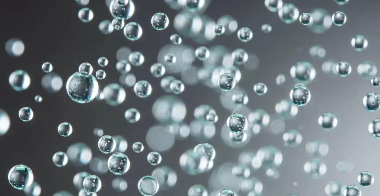 Gros plan macro sur un brouillard de micro-gouttelettes de désinfectant en suspension dans l'air